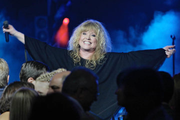 Появилось видео как Алла Пугачева на личном лимузине приехала к личному вагону