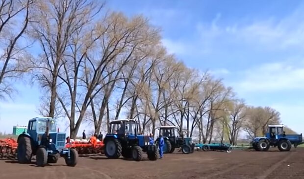 Трактори. Фото: скріншот YouTube-відео