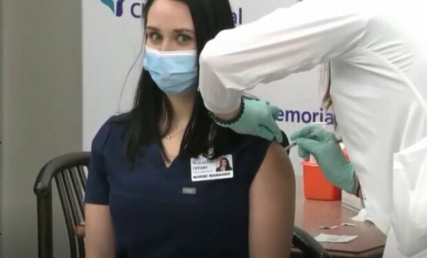Медсестра Тиффани Довер получает вакцину. Фото: скриншот 9ABC.