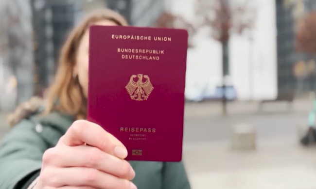 Украинцам раздадут новые паспорта в США, Канаде, Германии, Польше без отмены гражданства