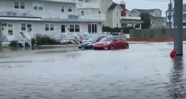 Страна уходит под воду: улицы превратились в настоящие реки, люди в отчаянии (видео)