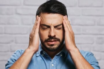 Головний біль.  Фото: скріншот YouTube-відео