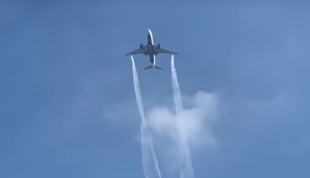 Самолет сбрасывает топливо, фото: скриншот с видео Факты