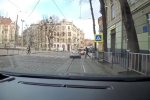 Что же это творится? Во Львове женщину сбили с ног средь бела дня – полиция бросилась на поиски неадеквата (видео)