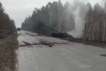 Горить танк рф. Фото: скріншот YouTube-відео