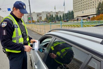 Водіям розповіли, чи потрібна заміна довічних прав на нові