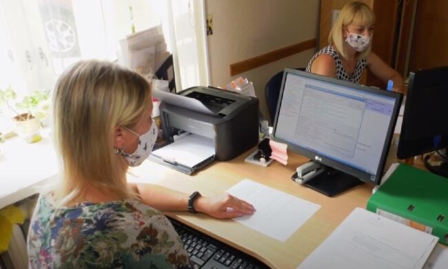 Работники соццентра. Фото: скриншот Youtube