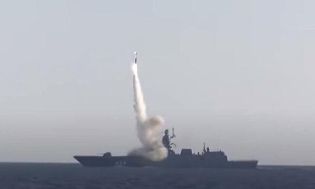 Запуск ракеты рф с моря. Фото: скриншот YouTube-видео