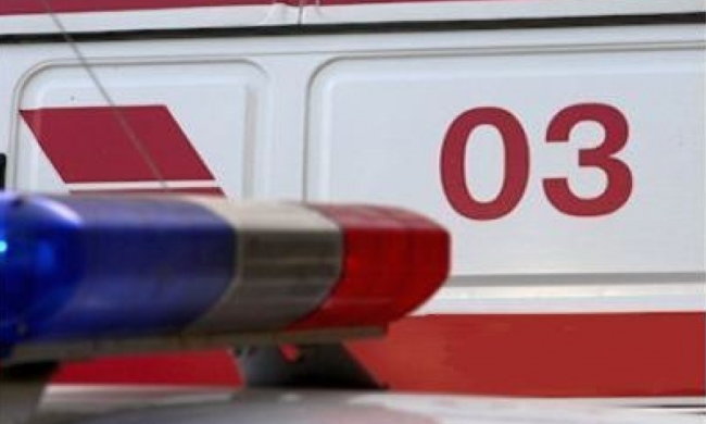 ЧП в Киеве: фура упала с моста. Появились первые фото с места аварии