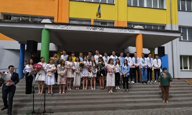 Последний звонок в украинской школе 2022. Фото: скриншот YouTube-видео