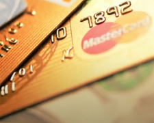 Банки змінюють ліміти на переказ коштів з картки на картку. Фото: YouTube