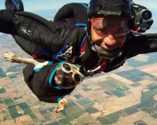 Собака случайно совершила полет с парашютом, став героем сети. Видео