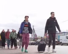Студенти на кордоні. Фото: скріншот YouTube-відео