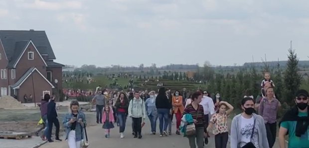 Какой такой карантин? Сотни украинцев ринулись в "Добропарк" под Киевом – о масках никто и не думал даже