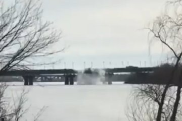 В Киеве произошел порыв теплотрассы на мосту через Днепр. Фото: скриншот Facebook