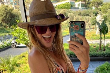 Зачем одевать купальник, если он ничего не прикрывает: Лесю Никитюк поймали на пляже с пожилым мужиком