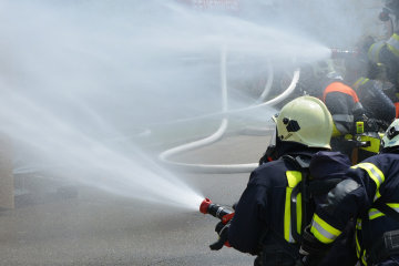 пожарные затушили горящий поезд, иллюстрация