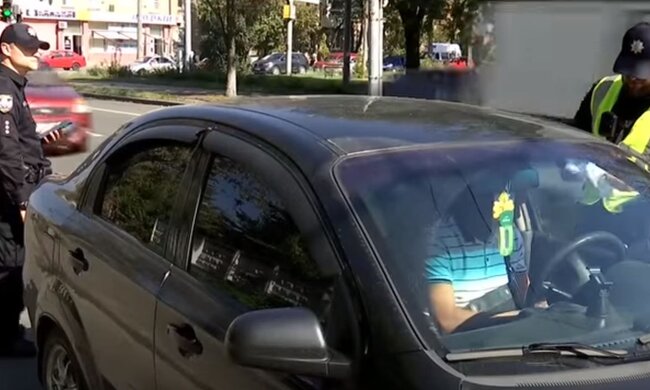 Патрульная полиция на дороге. Фото: скриншот YouTube-видео