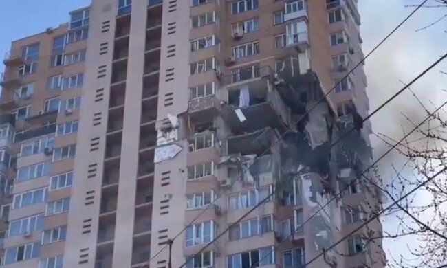 У житловий будинок влучив снаряд. Фото: скріншот YouTube-відео