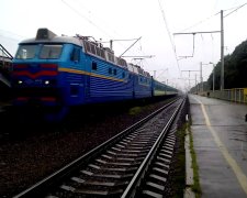 Из-за грозы и ливня в Киеве поезда в пригороде сбились с маршрута