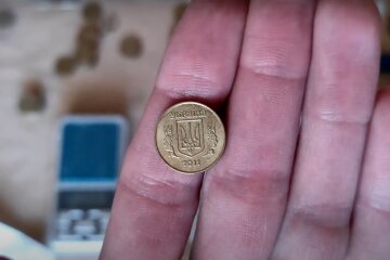 Монета. Фото: YouTube, скрін