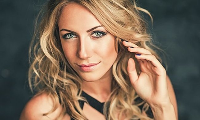 Никитюк стала бородатым мужиком: но еле прикрытая тюльб грудь выдала ее