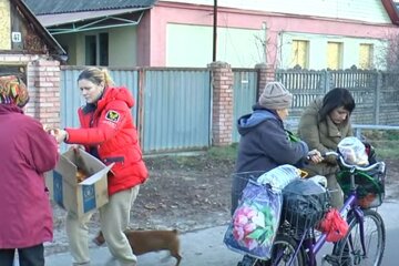 Помощь продуктами. Фото: скриншот YouTube-видео