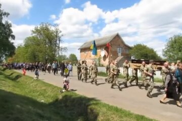 Похороны солдата ВСУ. Фото: скриншот YouTube-видео