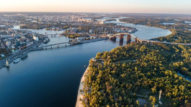 Вслед за Одессой: река Днепр позеленела. Жители и экологи бьют тревогу