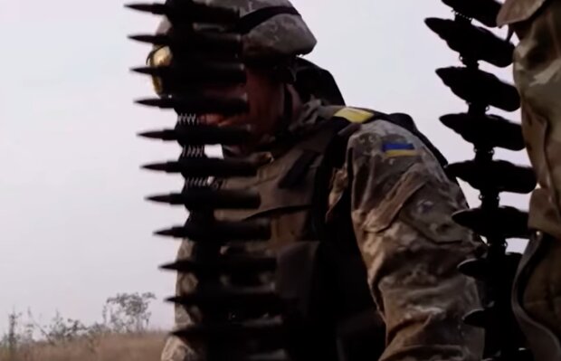 Украинский военный на Донбассе.  Фото: скриншот YouTube-видео