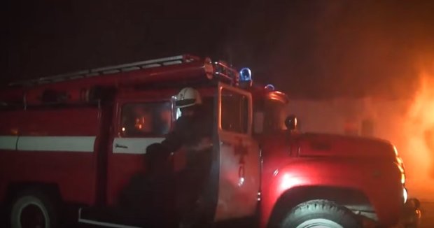 В Киеве ночью горело общежитие НАУ. Фото: YouTube