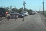 Дороги, которые мы заслужили: во Франковске яма посреди улицы превратилась в озеро – уже и лебеди "поселились"
