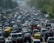 В Киеве перекроют часть важных дорог: что делать водителям