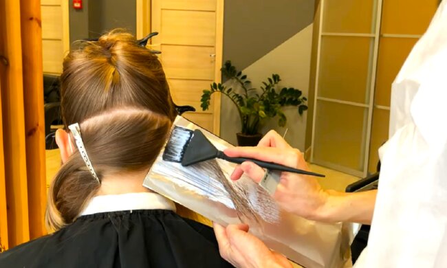 Покраска волосся. Фото: YouTube