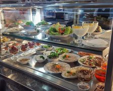 Депутаты жируют: в столовой Рады снизили цены на блюда для слуг народа