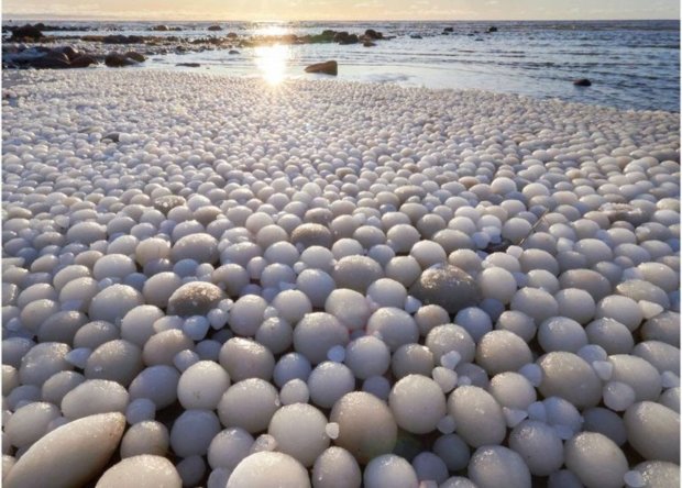 Пляж в Финляндии покрылся загадочными ледяными шарами