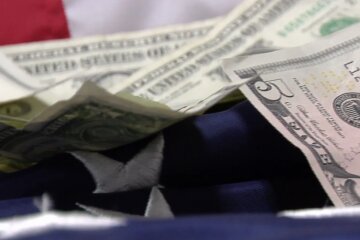 Доллары. Фото: YouTube, скрин