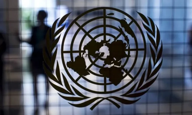 Прапор США на тлі будівлі ООН