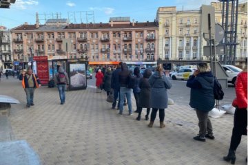 Очереди на остановках. Фото: скриншот "Страна"