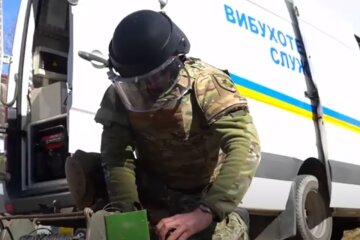Вибухотехнік. Фото: скріншот YouTube-відео