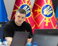 Рустем Умеров и министр обороны Норвегии Торе Оншуус Сандвик во время рабочего разговора перед Рамштайном