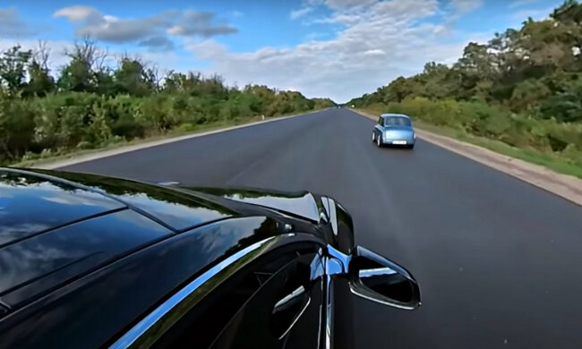 Соревнования "Теслы" и "Запорожца". Фото: скриншот YouTube-видео.