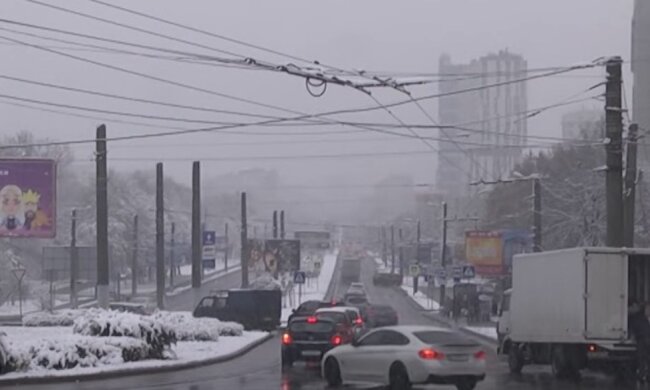 Серйозна негода в Україні: у Нацполіції попередили водіїв щодо стану доріг