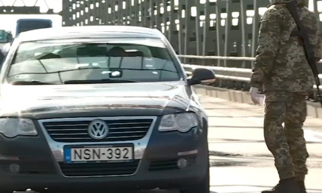 Украинцы застряли на границе. Фото: скрин youtube