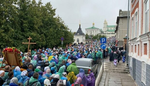 Десятки тисяч віруючих УПЦ хресними ходами прибули у Почаївську лавру