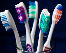 Обычную зубную щетку стоит заменить: ученые рассказали, чем чистить зубы