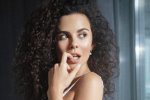 Настя Каменских в ботфортах и короткой юбке соблазнила фанатов
