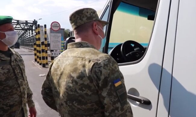 Перевірка документів на кордоні. Фото: скріншот YouTube-відео