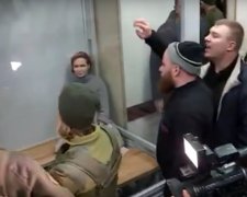 Юлия Кузьменко отказалась покидать здание суда, скриншот YouTube