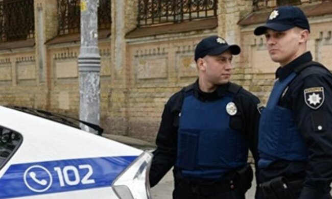 В Киеве прохожих обыскивают прямо на улицах: что происходит